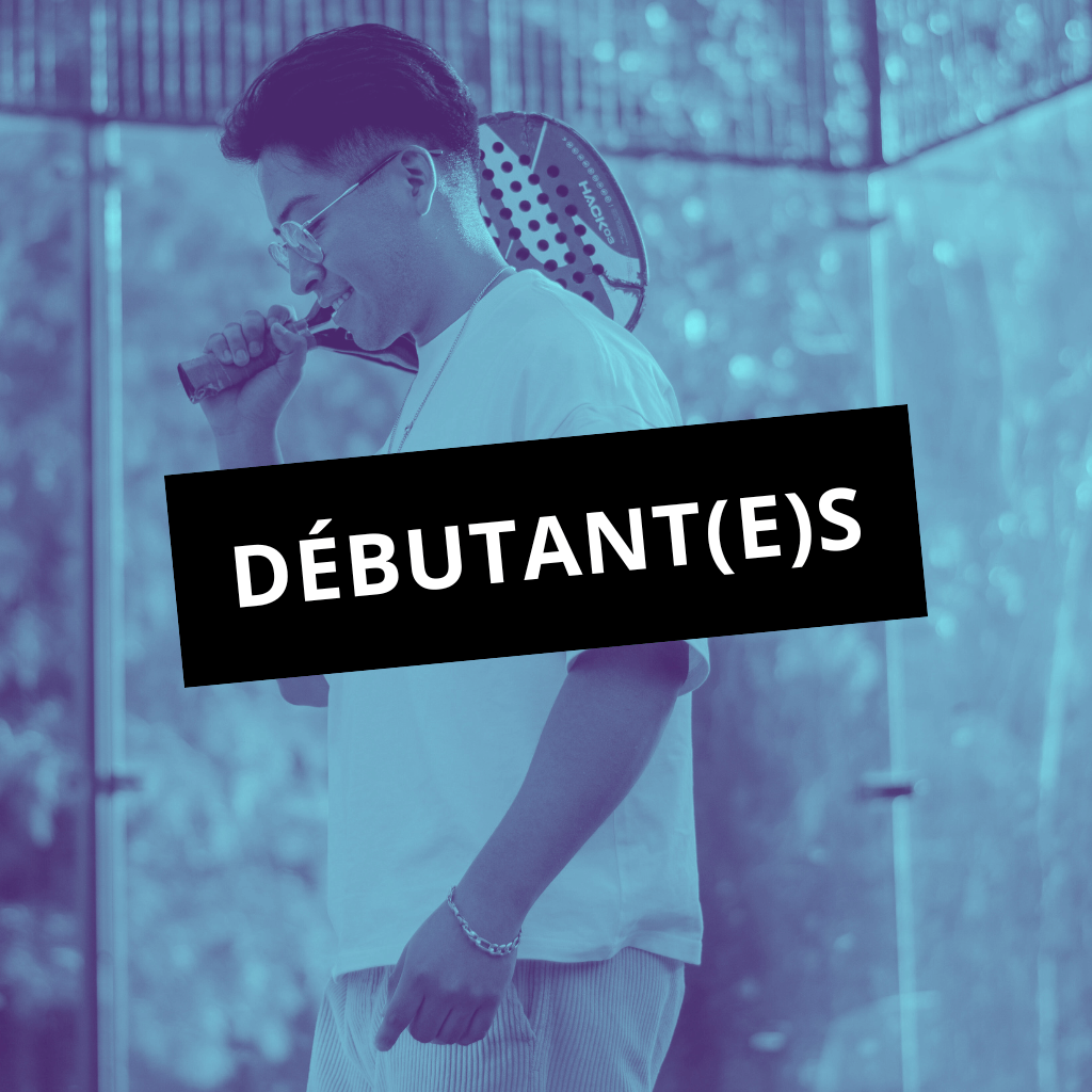 Un joueur débutant le padel dans une ambiance conviviale à Limoges