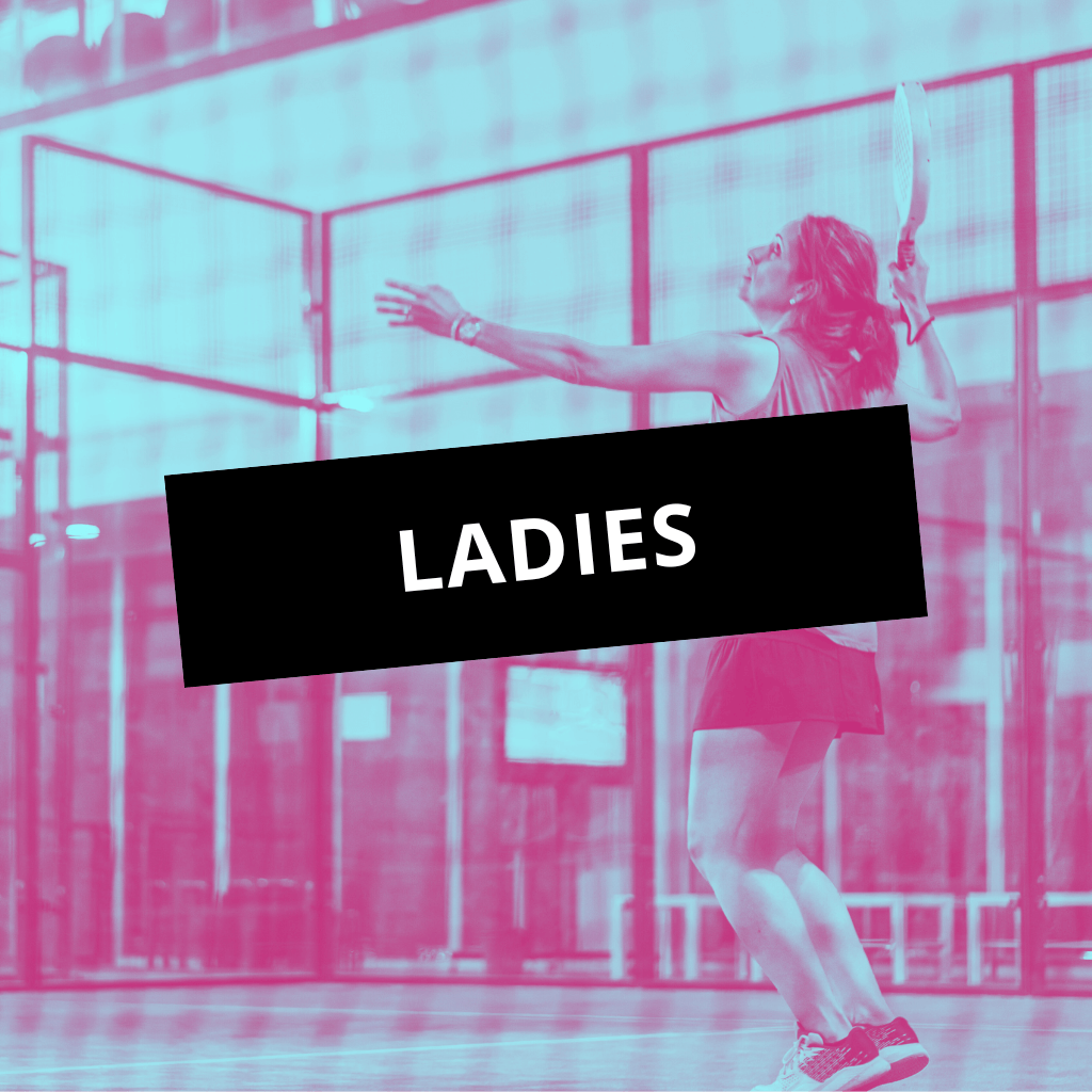 Une joueuse de padel en action sur le court, énergie et convivialité à Limoges