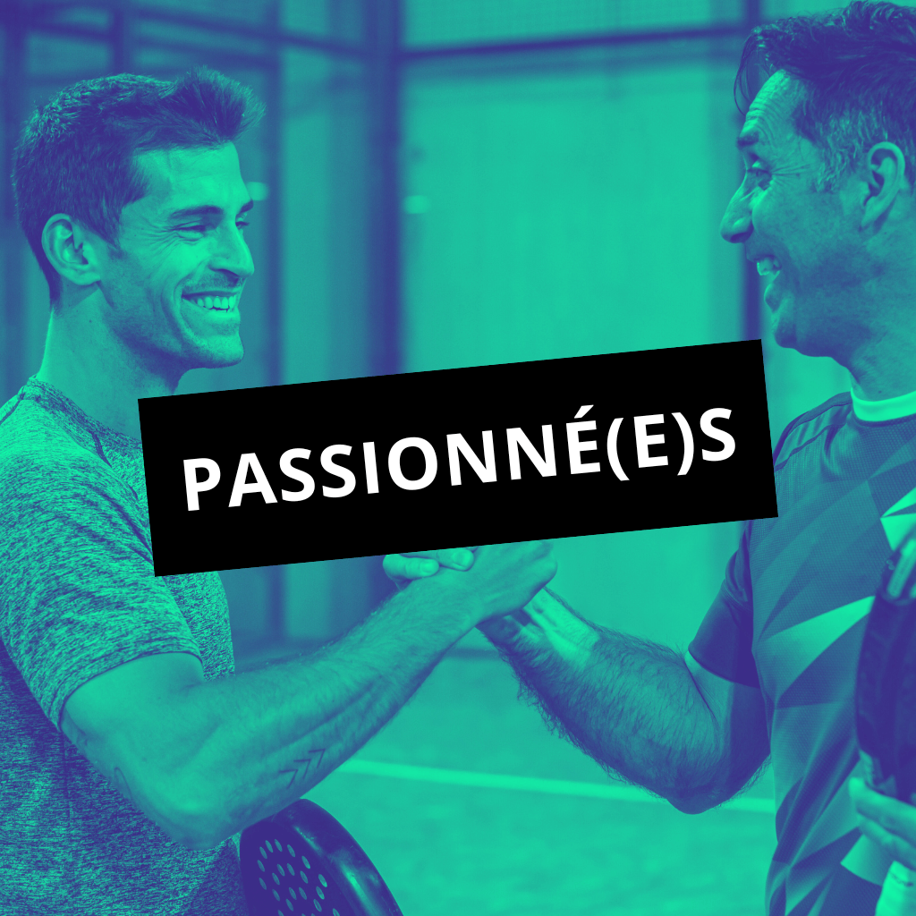 Un match de padel en double masculin, deux équipes s’affrontent sur le court à Limoges